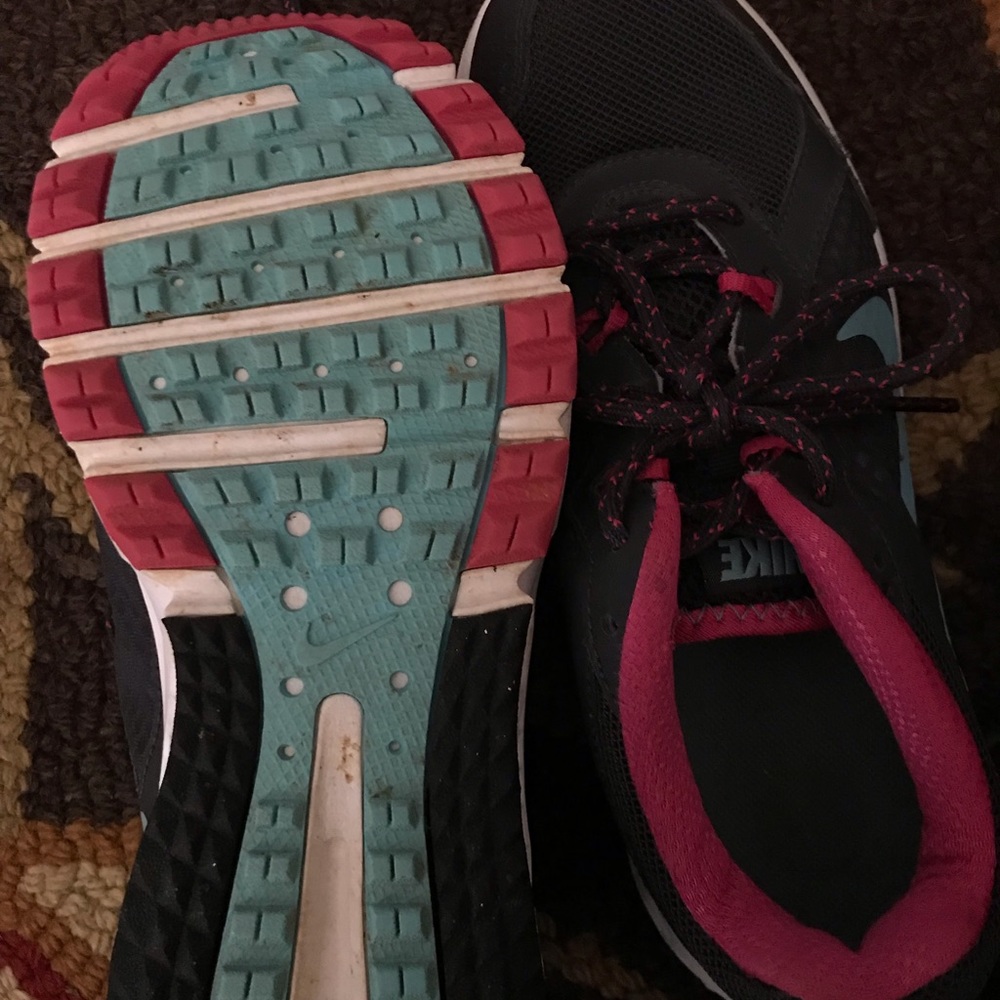 Nikes - Picture 2 of 4